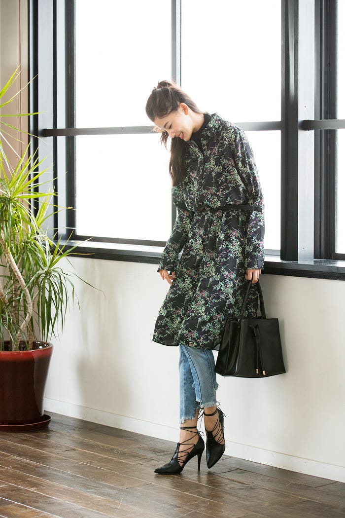フラワープリントロングシャツ¥8,900/ENVYM リブタートルニット¥2,990/AG by aquagirl パッチワークカットオフデニム¥8,990/OZOC ハラコベルト¥6,500/ELFORBR 2連バングル¥3,500/ABISTE スクエアバッグ¥34,000/ダブルスタンダードクロージング アクセソワ(フィルム) レースアップシューズ¥18,500/ダイアナ アモロサ(ダイアナ 銀座本店)(C)TOPLOG