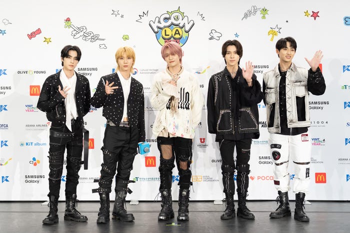 WayV(左から)シャオジュン、テン、ヤンヤン、ヘンドリー、ウィンウィン(※クンは欠席)「KCON LA 2023」DAY 1 RED CARPET(C)CJ ENM Co., Ltd, All Rights Reserved
