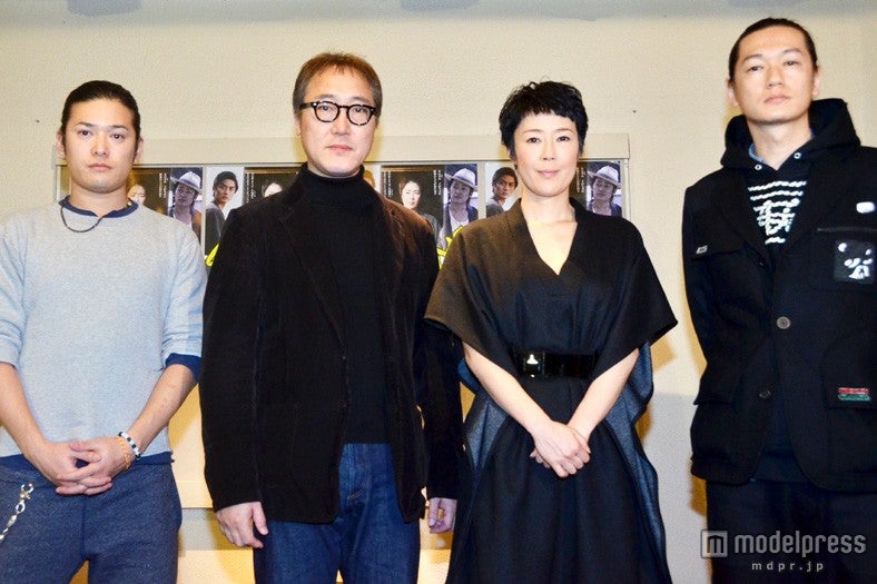 （左から）高岡蒼佑、佐野史郎、寺島しのぶ、井浦新