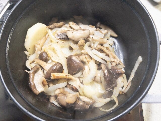 熱した鍋にバターを溶かし、きのこ、玉ねぎをしっかり炒め、じゃがいもを加える。 熱した鍋にバターを溶かし、きのこ、玉ねぎをしっかり炒め、じゃがいもを加える。