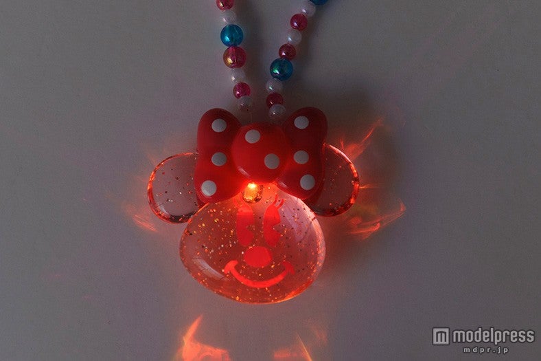 3色に光る／（C）Disney