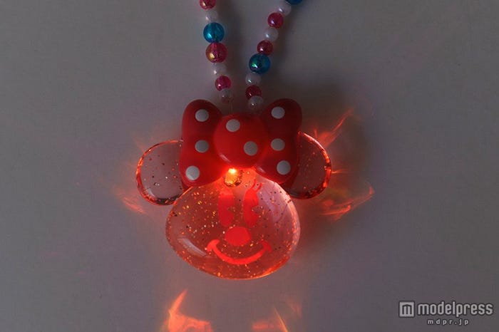 3色に光る/(C)Disney