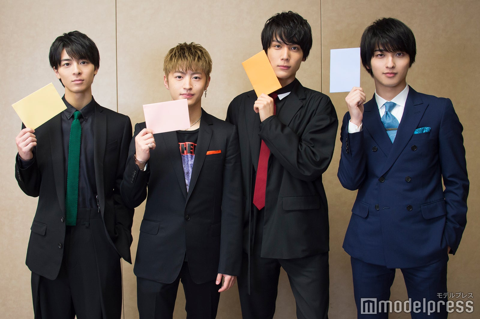 選んだのはそれぞれこの色！（C）モデルプレス