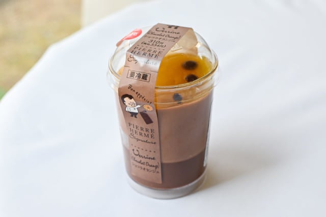 セブンイレブンのピエール・エルメシグネチャーカップケーキショコラオランジュのパッケージを斜めから