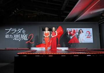 TWICE・MOMO 肩ヒモ大丈夫？！真っ赤な大胆ドレスで堂々ランウエー SANAは「ネックリボン」でかわいいを演出