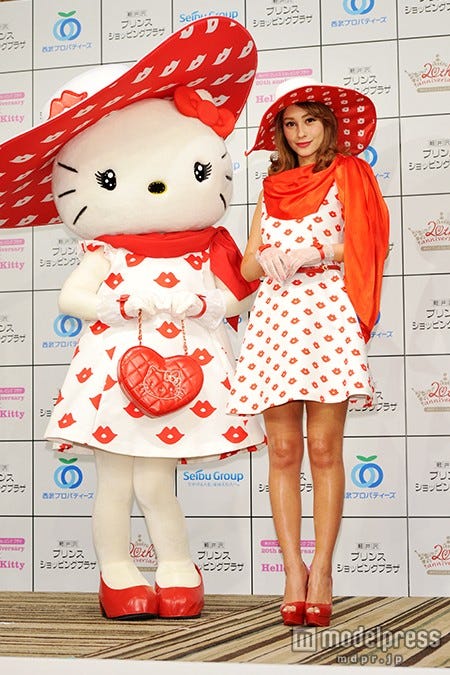 (左から)ハローキティ、ダレノガレ明美