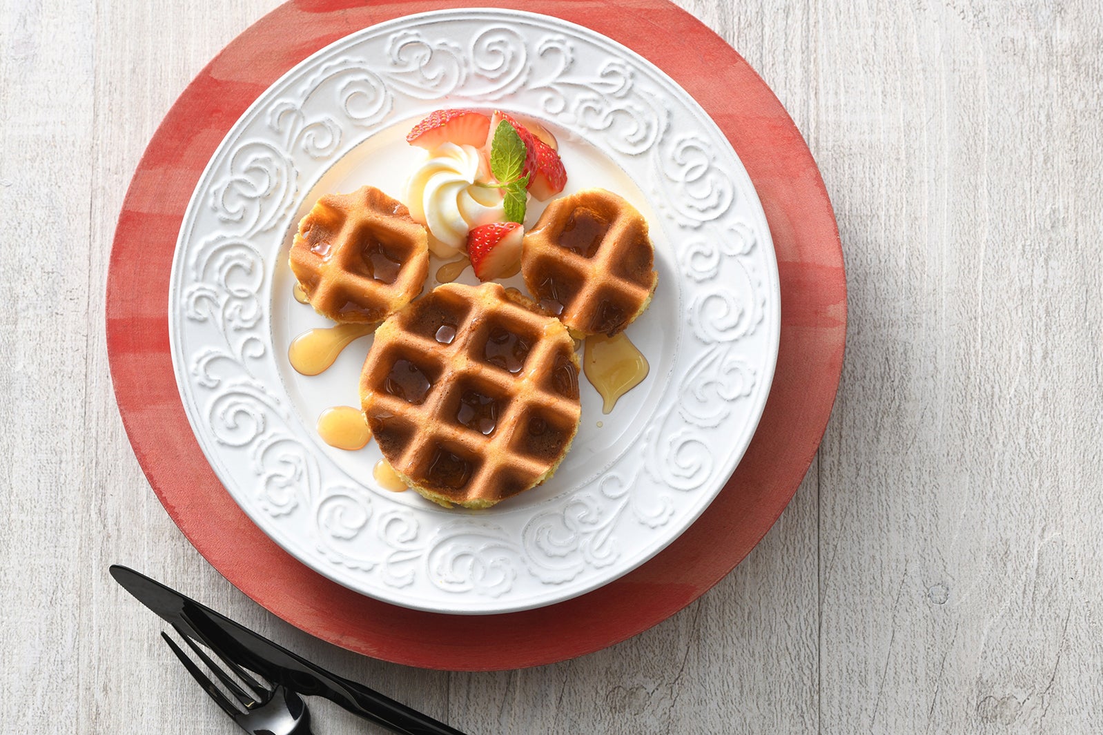 東京ディズニーリゾート初のレシピ本登場 「ギョウザドッグ」「ミッキーワッフル」など全62メニュー紹介