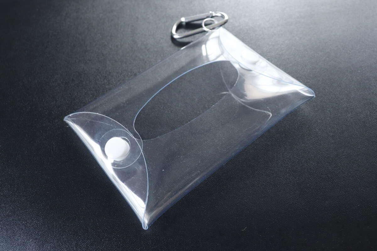 ダイソーのカラビナ付ティッシュポーチのビジュアル