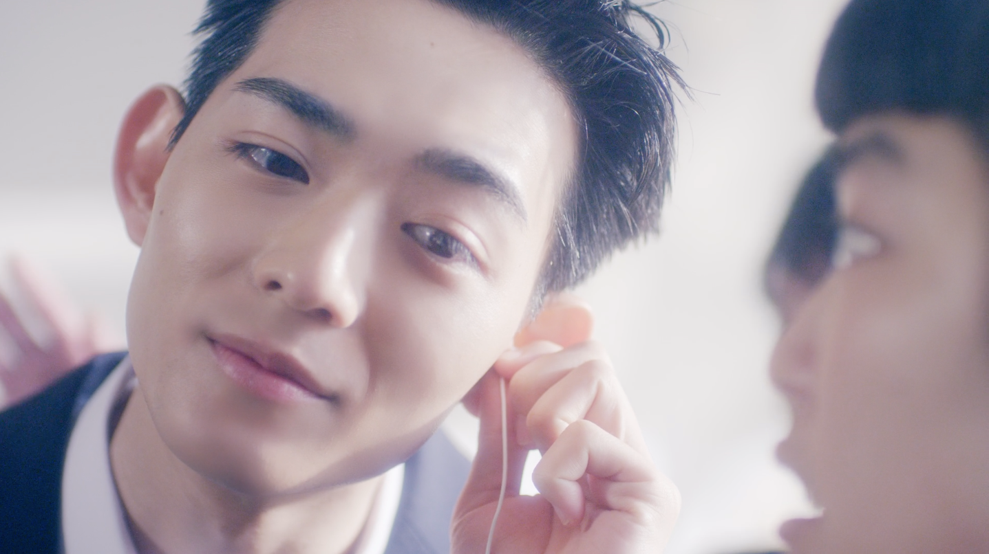 イヤホンを片耳ずつ聞いてシェアするドキドキ感