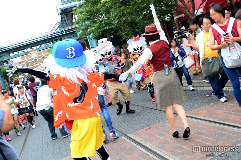 ガイドツアーを楽しむスケルトンの家族