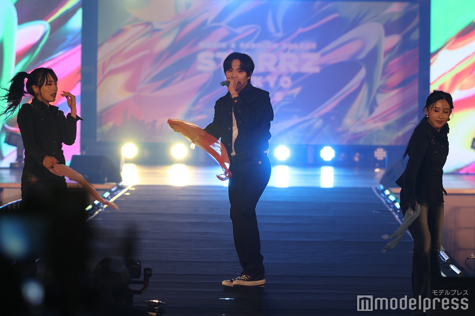 ASTRO出身ROCKY（ラキ）、客席に布投げる演出＆日本語挨拶で
