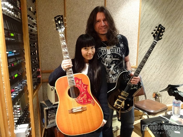 リッチー・サンボラが脱退した後のBON JOVIのギタリストPhil Xとmiwa／「ONENESS」のギターを担当
