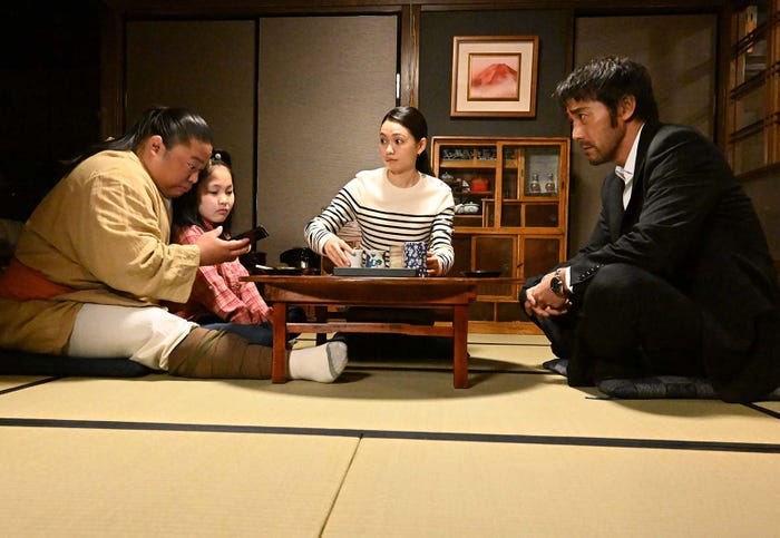 富栄ドラム、二階堂ふみ、阿部寛ら「VIVANT」第8話より(C)TBS