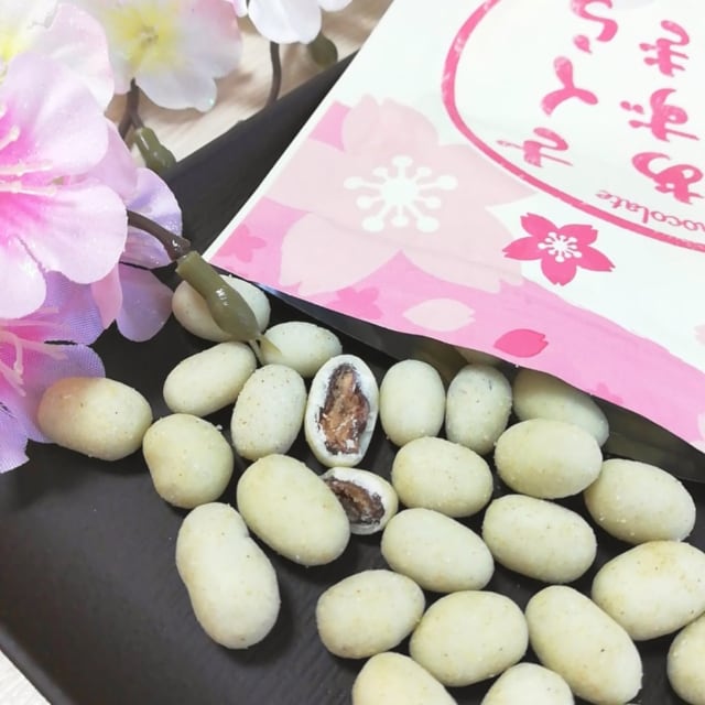 カルディの新作桜スイーツのさくらあずきチョコの中身とパッケージ
