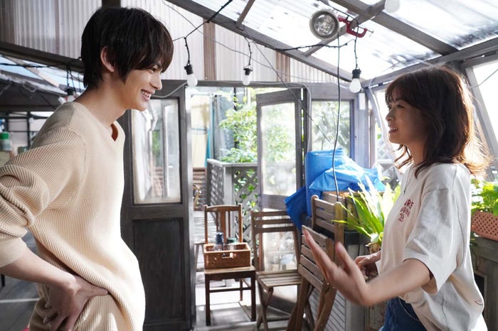 神尾楓珠、森七菜「真夏のシンデレラ」第1話より(C)フジテレビ