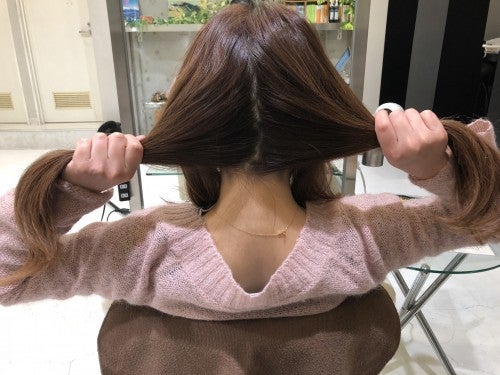 サイドの髪を残し、耳から後ろにある髪を左右に分ける