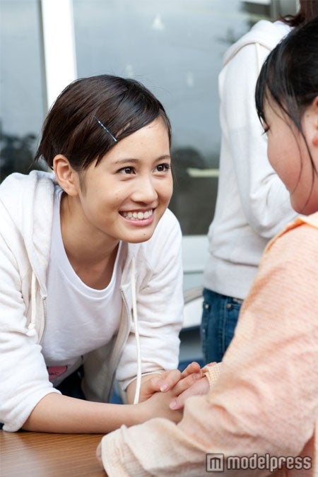 11月13日に岩手県陸前高田市に訪問した時の模様。子供とふれあう前田敦子