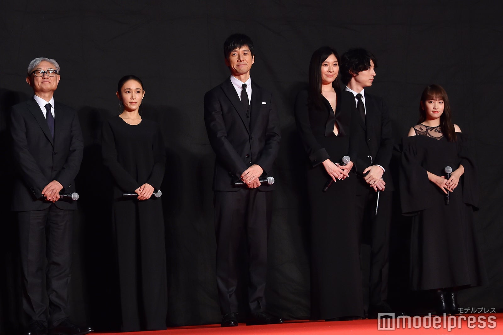 （左から）堤幸彦監督、山口紗弥加、西島秀俊、篠原涼子、坂口健太郎、川栄李奈（C）モデルプレス