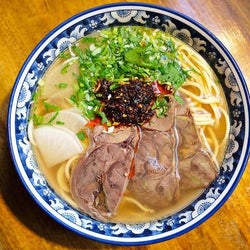2時間で100人並ぶ! 美しい「手延べ麺」と「薬膳スープ」で中毒必至、中国の有名ラーメン店が東京上陸
