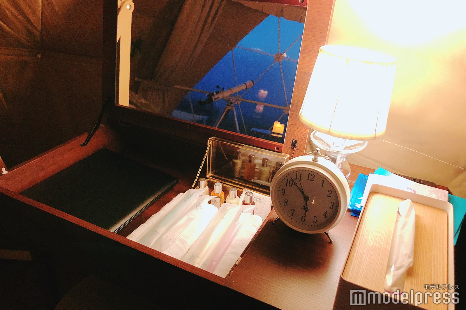 ドレッサーにアメニティが全員分用意されている（C）モデルプレス