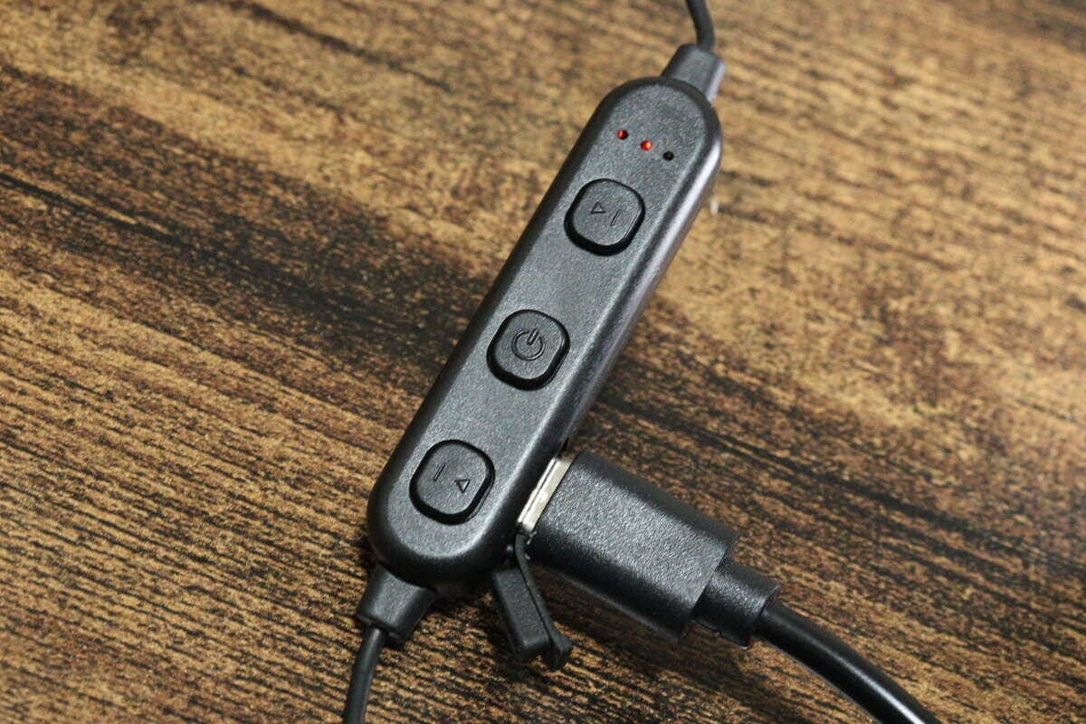 ダイソー アルミニウムワイヤレスイヤホン(BT008、ブラック) ダイソーのアルミニウムワイヤレスイヤホン(BT008、ブラック)を充電する