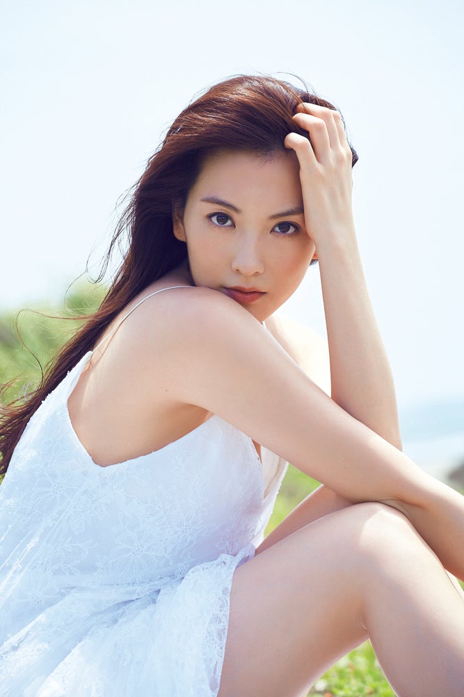 知英の色白美肌にドキッ！夏の爽やか肌見せを披露