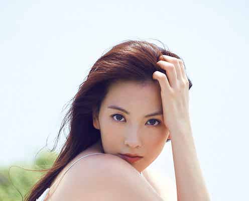 知英の色白美肌にドキッ!夏の爽やか肌見せを披露