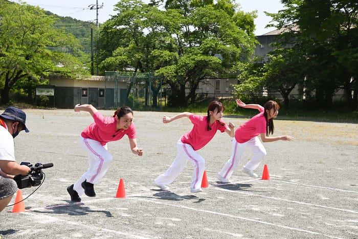 (左から)安藤美姫、福岡みなみ、黒木ひかり(C)フジテレビ