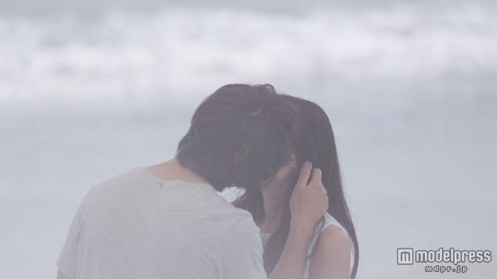 これが初のキスシーンとなった浅田舞/「ずっとマイラブ feat. HAN-KUN & TEE」MVより