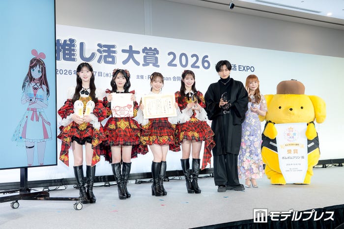 (左から)キズナアイ、八木愛月、佐藤綺星、倉野尾成美、伊藤百花、中島健人、中川翔子、ポムポムプリン(C)モデルプレス