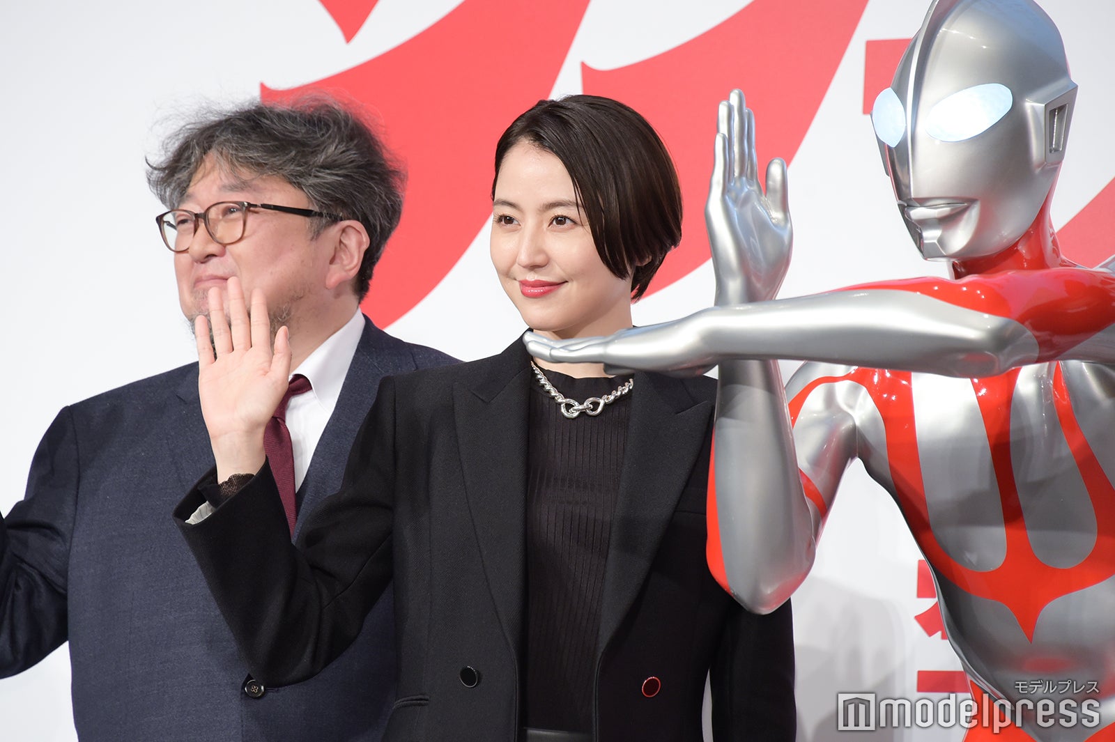 （左から）樋口真嗣監督、長澤まさみ、ウルトラマン （C）モデルプレス