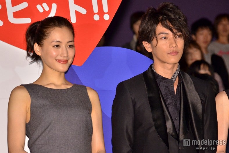 左から：綾瀬はるか、佐藤健