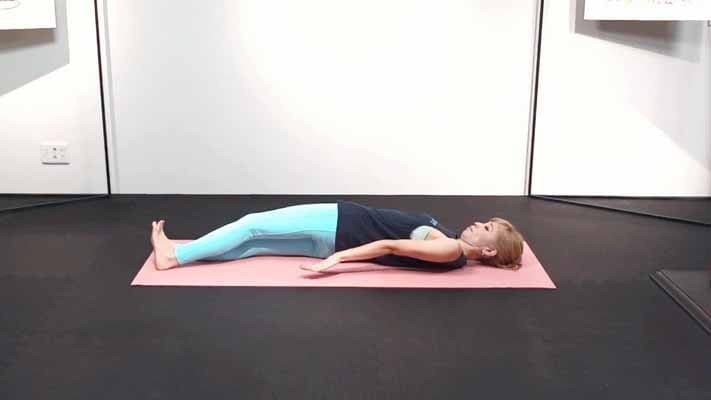 1：手のひらを床に向けて、体の下に腕をしまいこむ