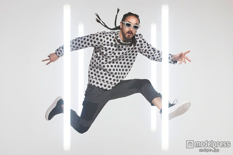 スーパーセレブDJスティーヴ・アオキ“ケーキまみれ”のプレミアムパーティ開催