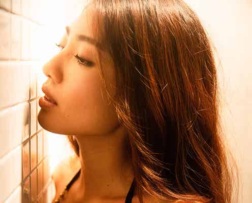 ビキニで美バストあらわ…“SEXYお姉さん”青山めぐ、抜群プロポーションで悩殺<アザーカット到着>