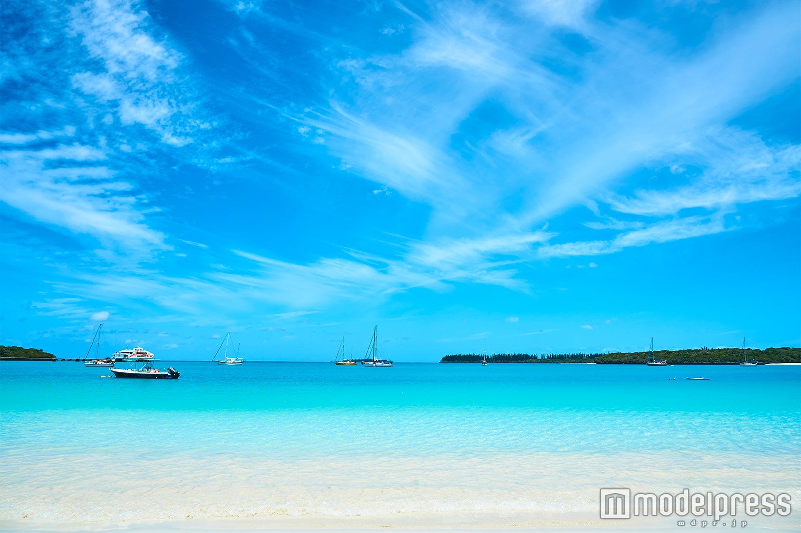 信じられないほどクリアでブルーなクト・ビーチ、この景色は絶対に見逃せません（C）モデルプレス