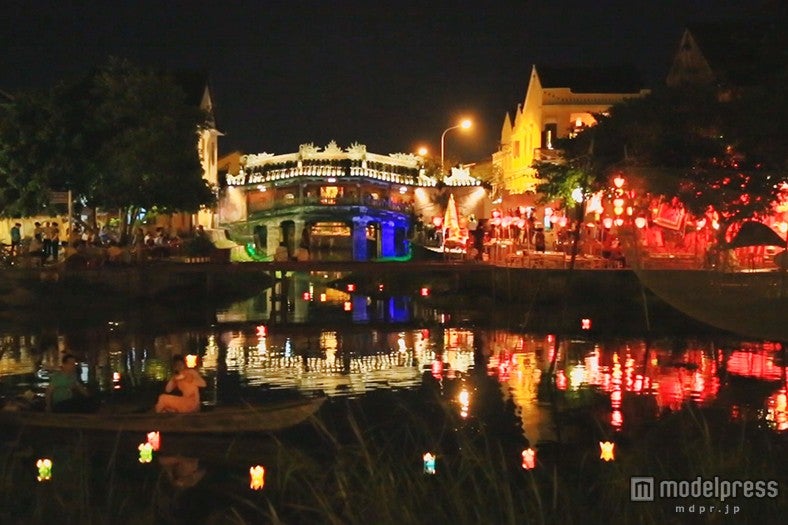 夜のホイアンはランタンの灯りが情緒たっぷり