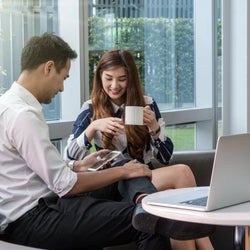 あなたも経験したことある 男性が 職場で気がある女性に取る行動 4選 モデルプレス