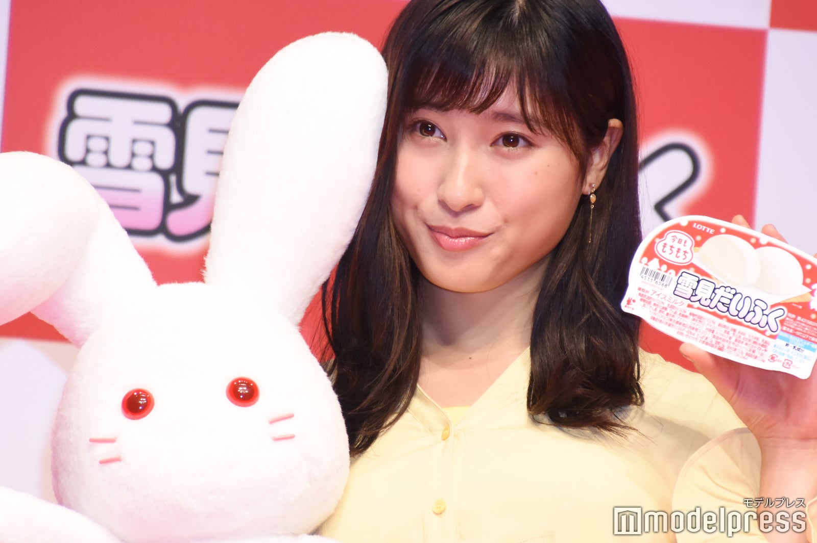 土屋太鳳、雪見うさぎと2ショット （C）モデルプレス