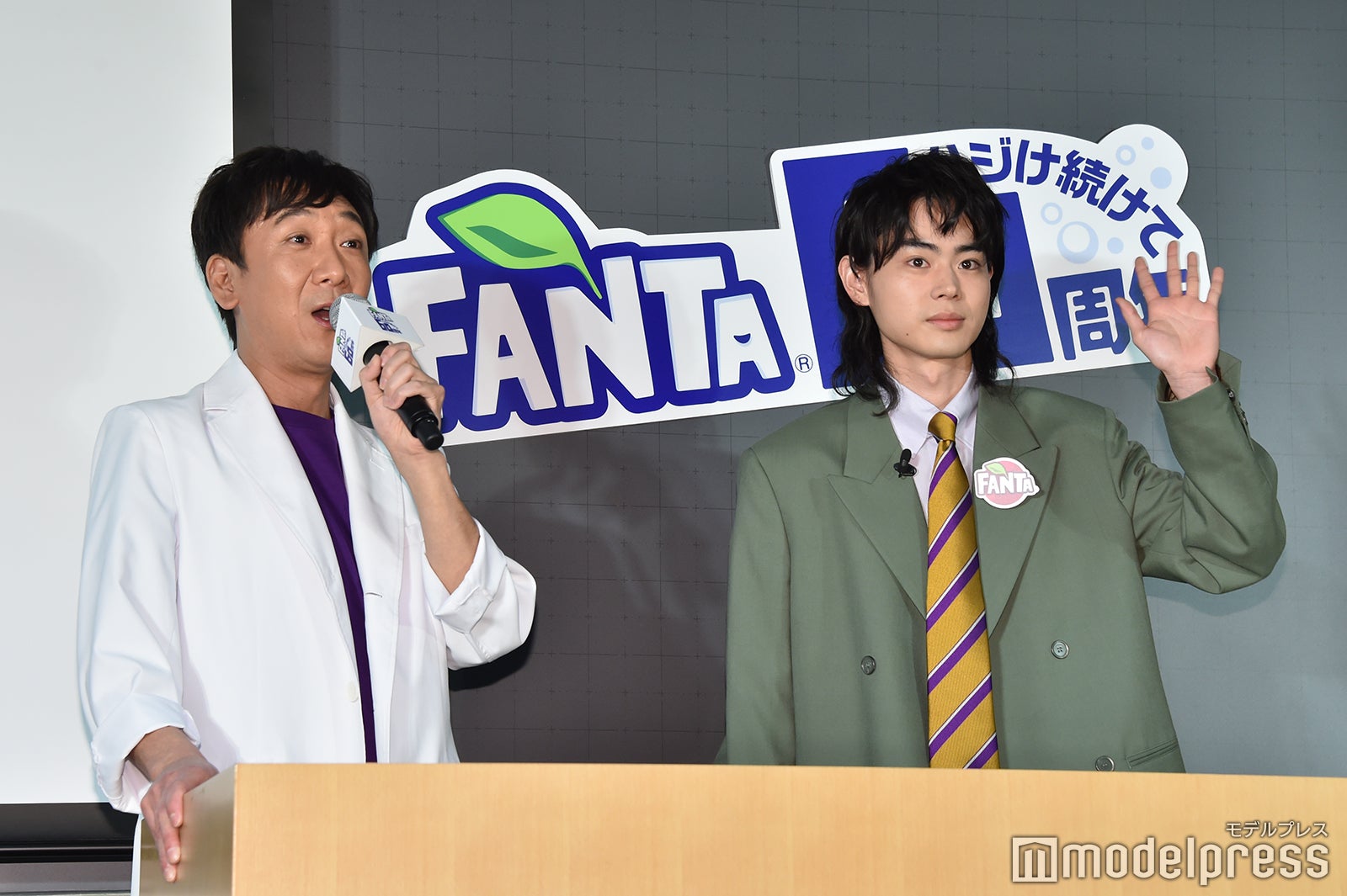 颯爽と登場した菅田将暉（右）の人気に嫉妬する飯塚悟志（左）／（C）モデルプレス