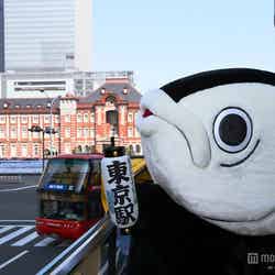 東京駅に姿を現した高知県のグロゆるキャラ“カツオ人間” 