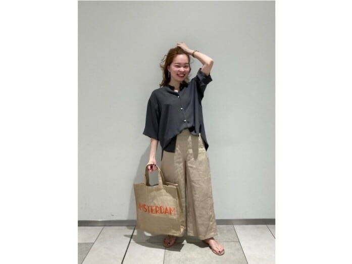 リネン素材のパンツは熱がこもりにくく風通しも◎ 出典:WEAR