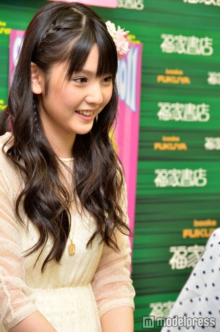 ファンと握手する道重さゆみ