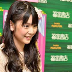 ファンと握手する道重さゆみ