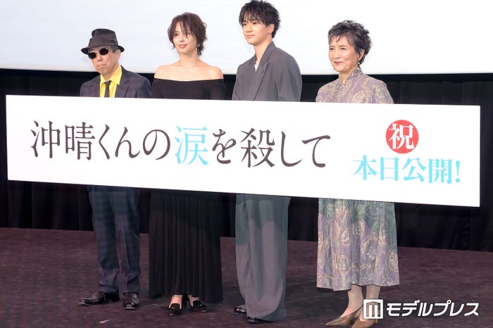 (左から)矢崎仁司監督、広瀬アリス、木戸大聖、根岸季衣(C)モデルプレス