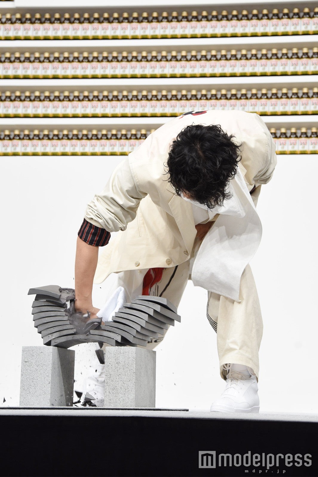 斎藤工が“瓦10枚割り”に挑戦　米倉涼子が興奮「かっこよすぎる！」