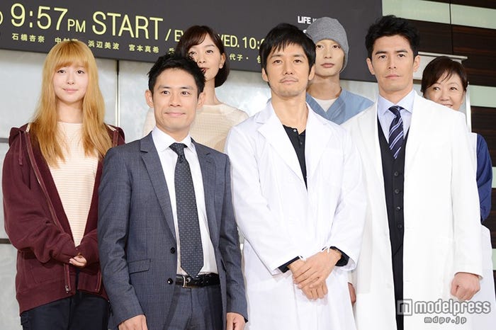 ドラマ「無痛~診える眼~」(フジテレビ系/毎週水曜よる10時)制作発表記者会見/(前列左から)伊藤淳史、西島秀俊、伊藤英明(後列左から)浜辺美波、石橋杏奈、中村蒼、浅田美代子