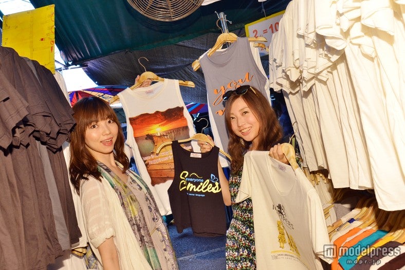 Tシャツはまとめ買いするほどディスカウントしてくれる／モデル：百々さおり、富田千穂