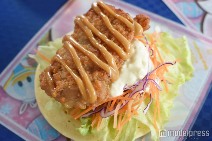 チキン竜田揚げのパンケーキサンド(C)モデルプレス