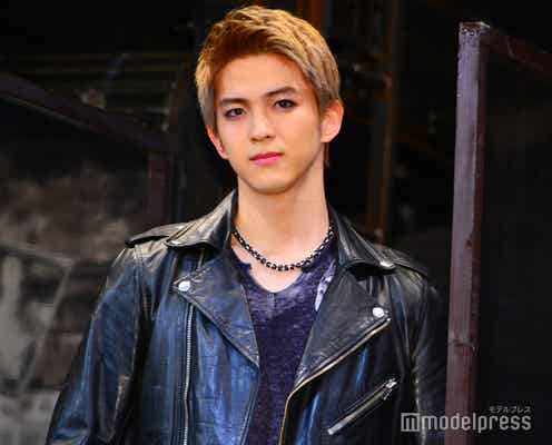 甲斐翔真、「RENT」ロジャー役で自身初の金髪姿 ワイルドな歌唱にキスシーン…新境地に注目